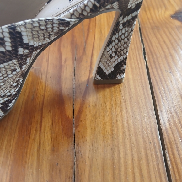 White House Black Market White Brown W/ Gold Chain Snakeskin Mule Heels Sz 6.5 - Picture 11 of 16